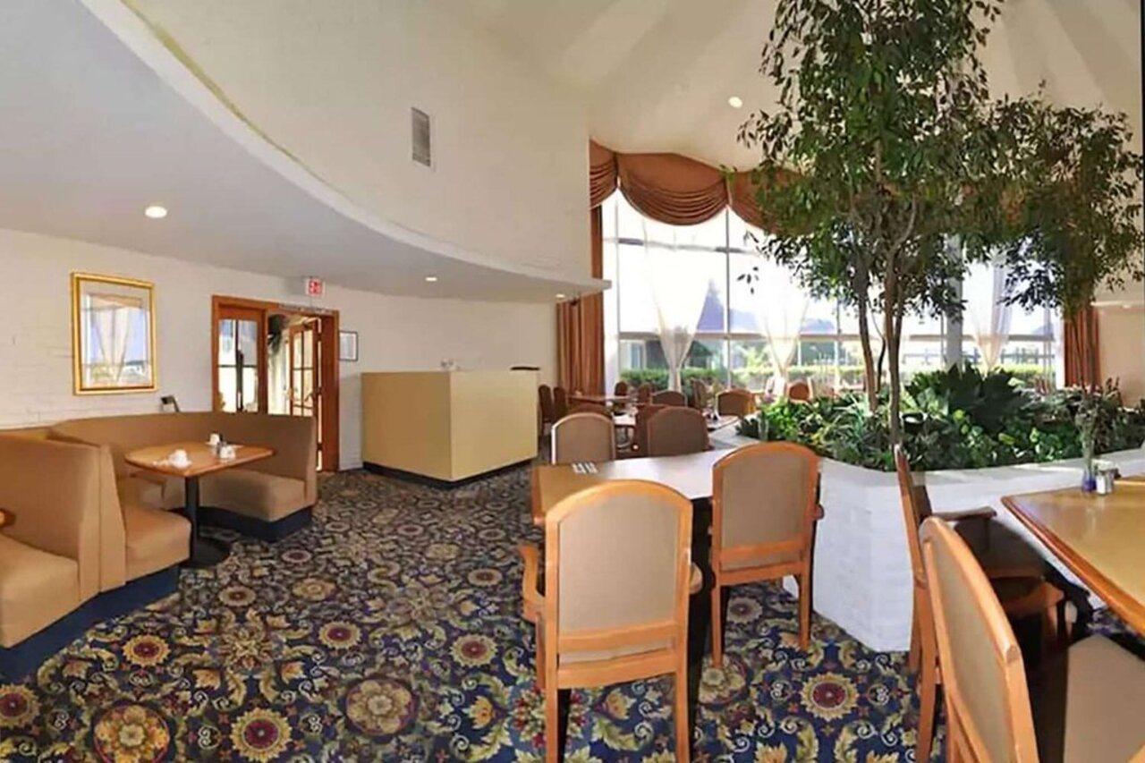 Days Inn By Wyndham Stockton Bagian luar foto