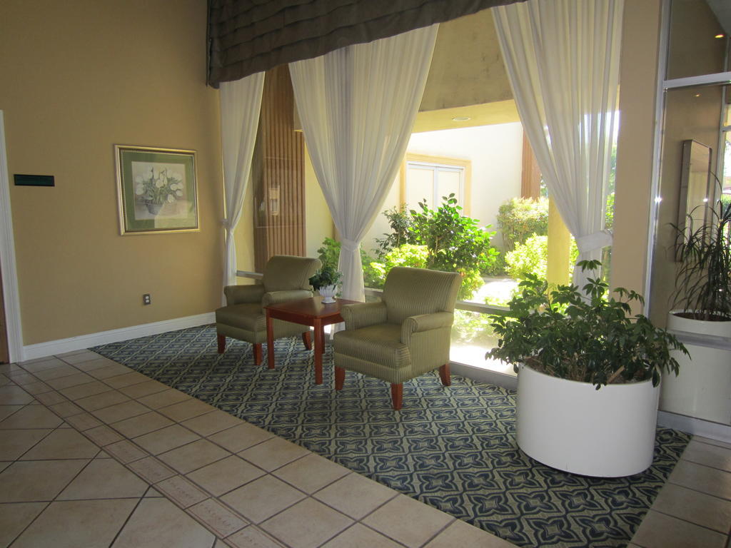Days Inn By Wyndham Stockton Bagian luar foto