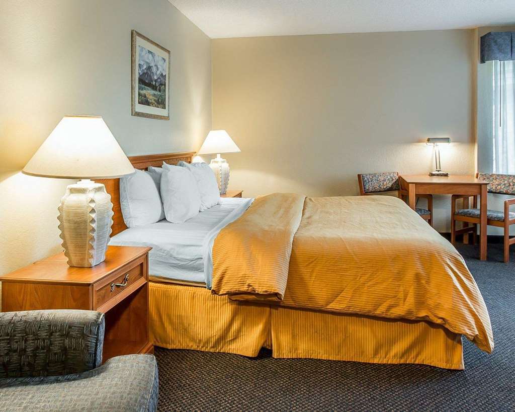 Days Inn By Wyndham Stockton Bagian luar foto