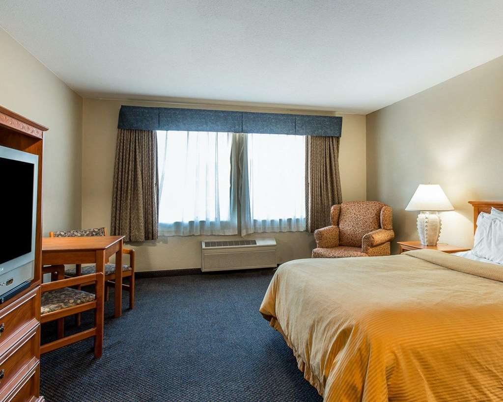 Days Inn By Wyndham Stockton Bagian luar foto