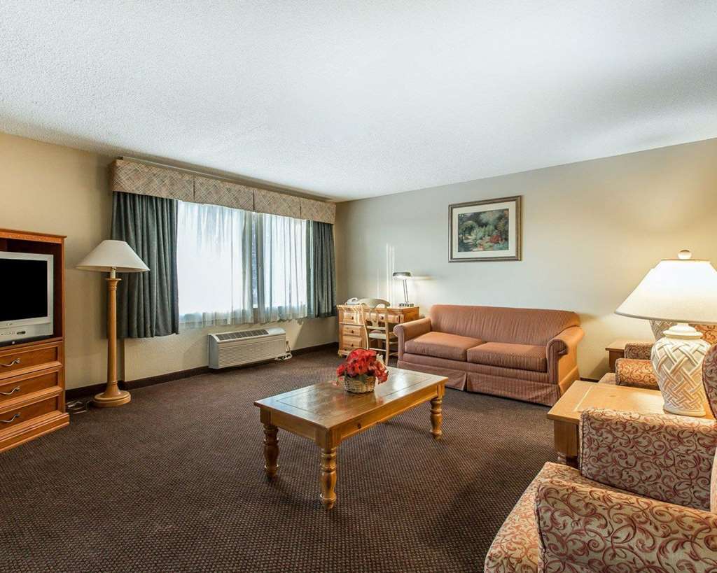 Days Inn By Wyndham Stockton Bagian luar foto