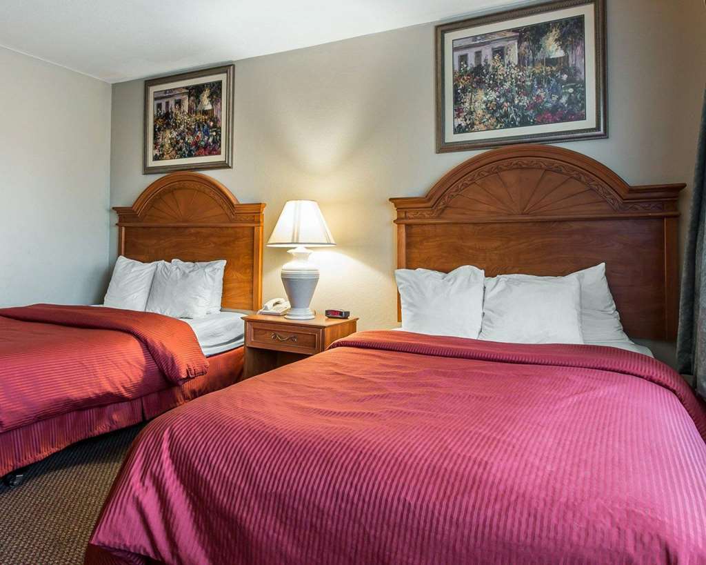 Days Inn By Wyndham Stockton Bagian luar foto