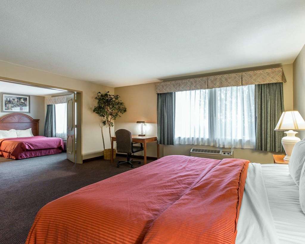Days Inn By Wyndham Stockton Bagian luar foto